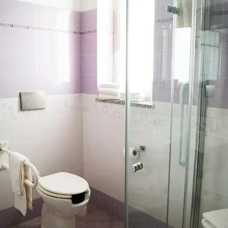 Del Mare Airport 酒店