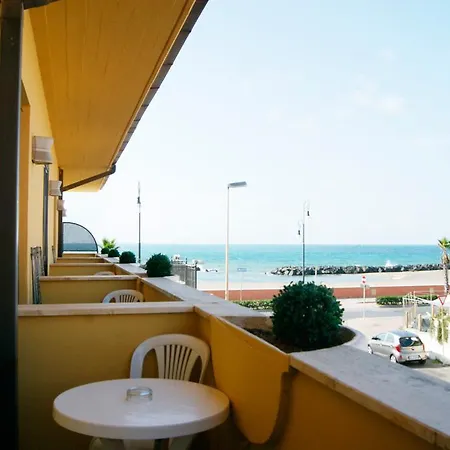 酒店 Del Mare Airport 3*